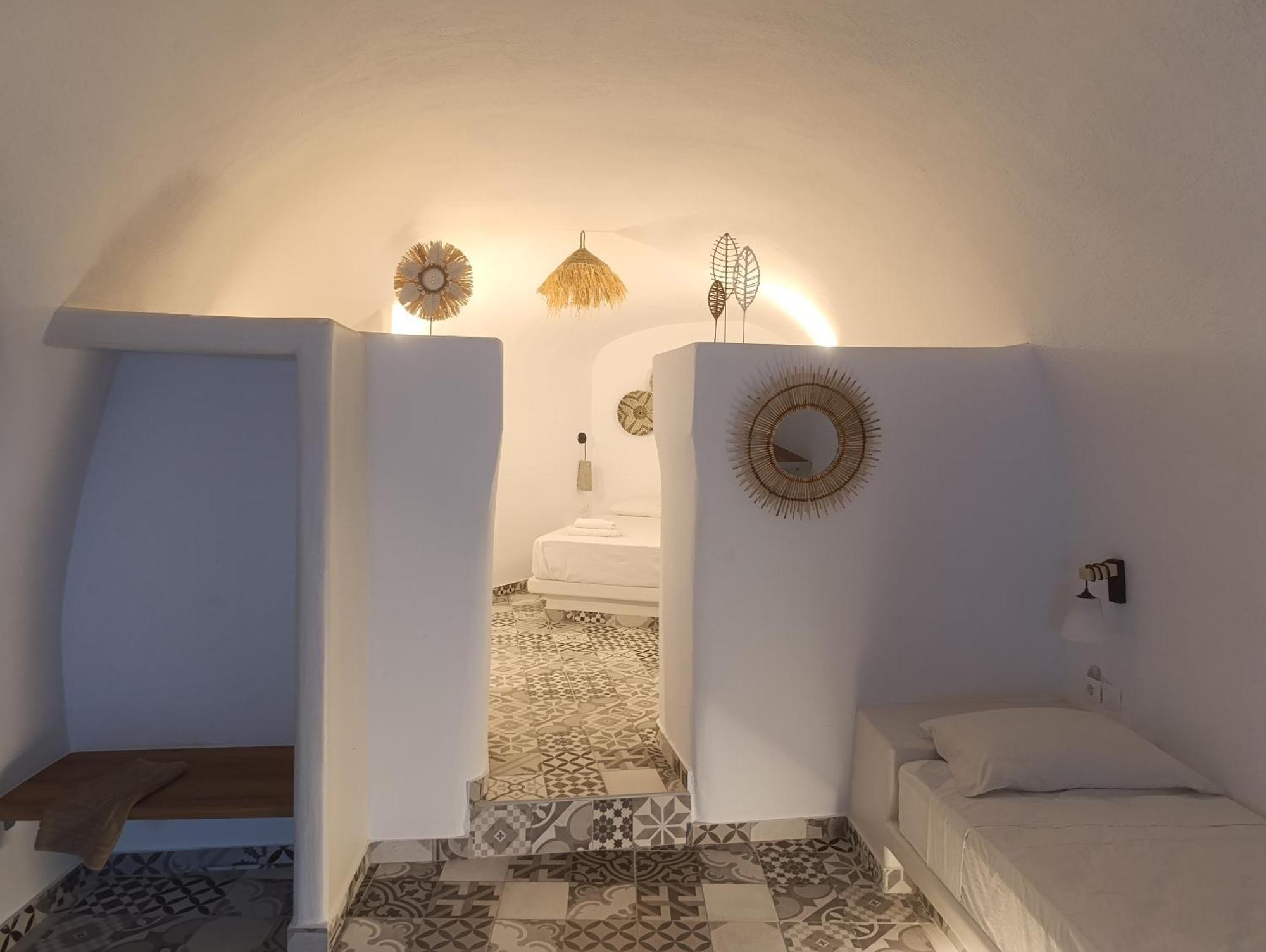 Cycladic Center Cave Rooms Fira  Exterior foto